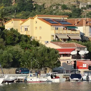 3* Gostinjska kuća Captain's Club