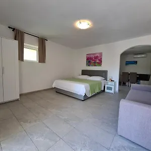 Apartment & Mila, Banjol